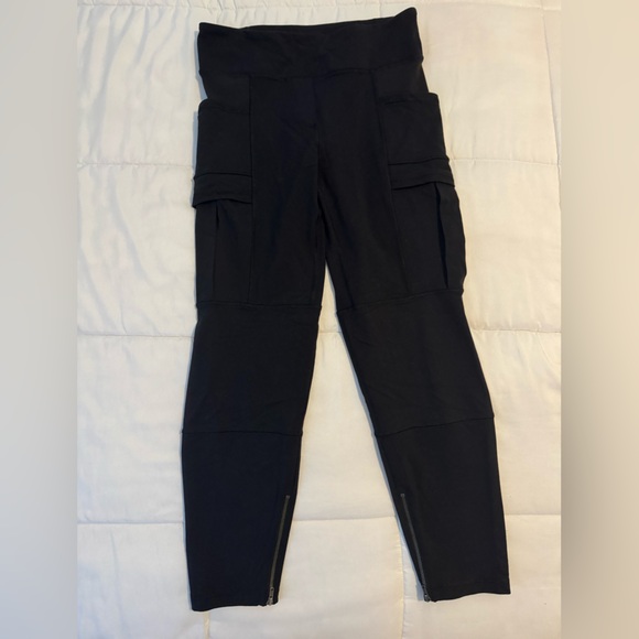 Lululemon Om & Roam Untight Tight
Black luon loose fit cargo pocket pants - Picture 15 of 16